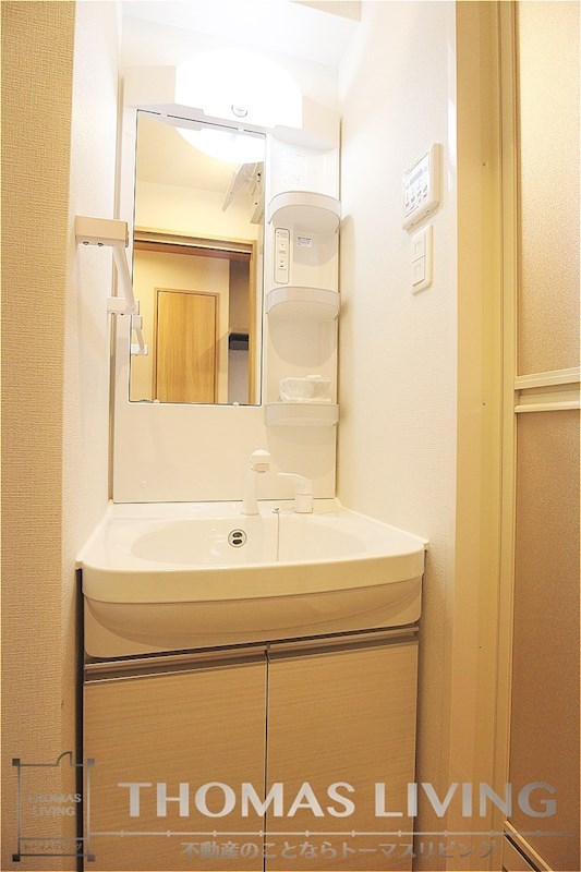 洗面設備　収納が付いているタイプの洗面台になります。