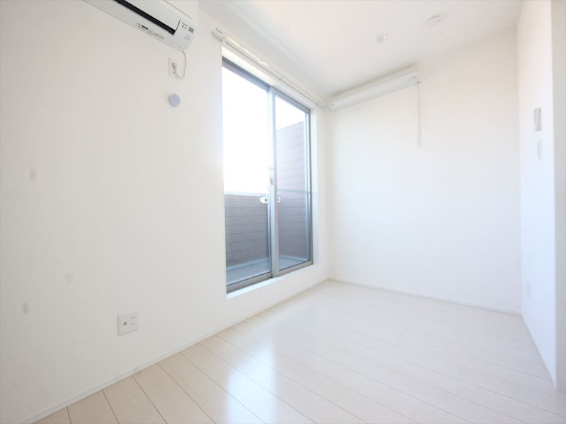 バルコニー　洋室4.8帖　エアコン完備　クローゼット付　バルコニー