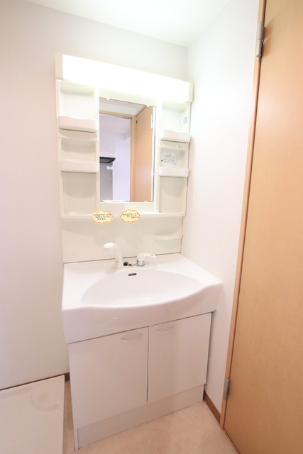 洗面設備　忙しい朝の準備もシャワー付き洗面化粧台で楽々♪