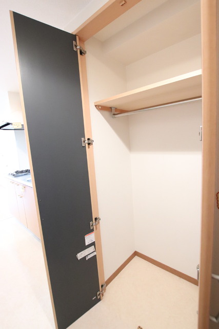 収納　コートパイプ付で洋服も収納できます♪