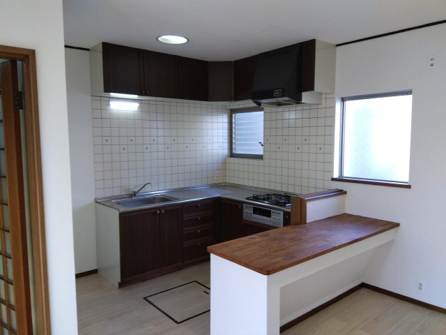 キッチン　3面に窓があり、とにかく明るいキッチン