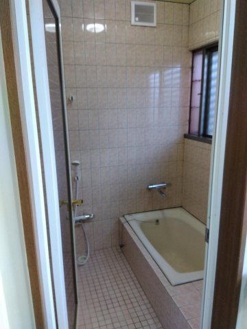 バス・シャワールーム　子供と一緒に入れる大きな浴室です