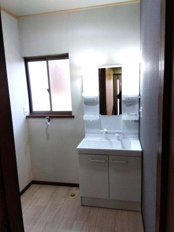 洗面設備　新品のシャワー付き洗面台です