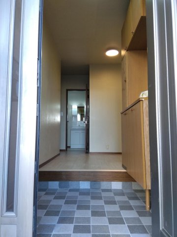 玄関　大容量の下駄箱があるので、玄関に靴が溢れることはありません