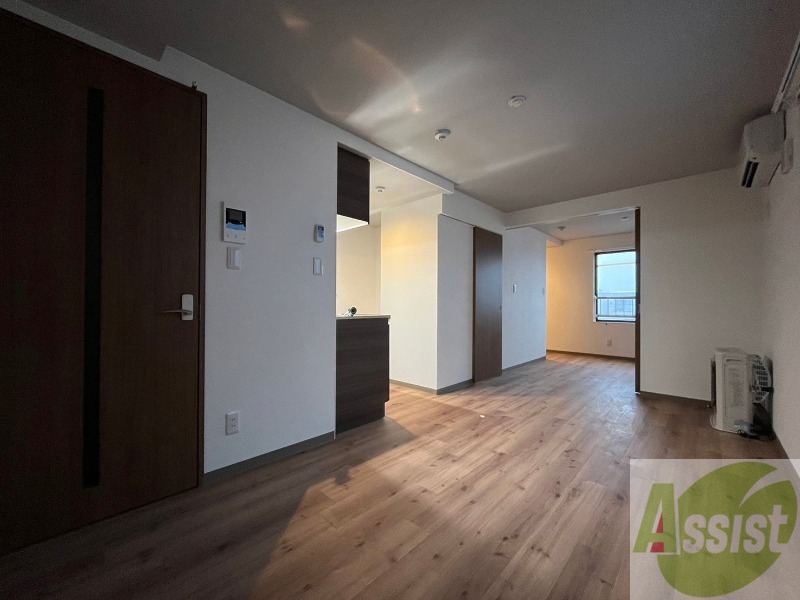 居室・リビング　木目のフローリングは落ち着きのある印象のお部屋になりますね。