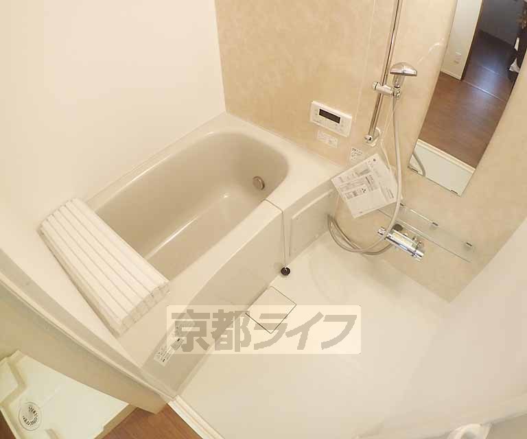 バス・シャワールーム　広々としたバスルームです。