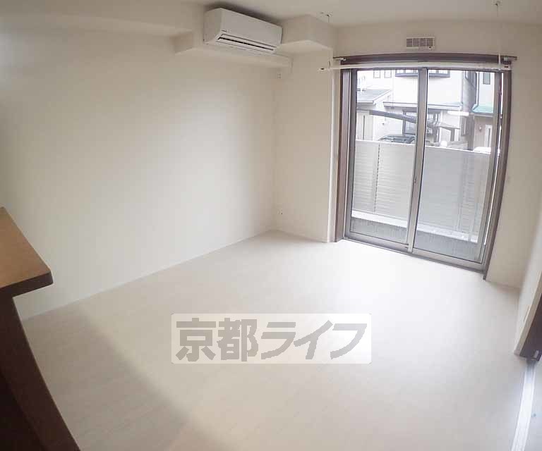 居室・リビング　白を貴重としたとても綺麗なお部屋です。