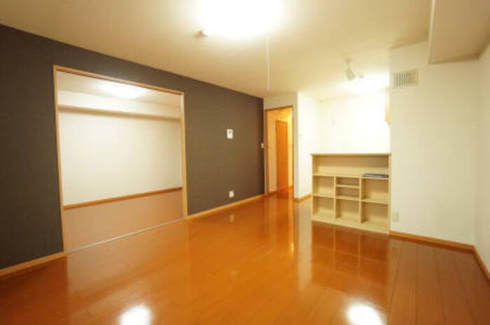 居室・リビング　落ち着いた雰囲気のお部屋です