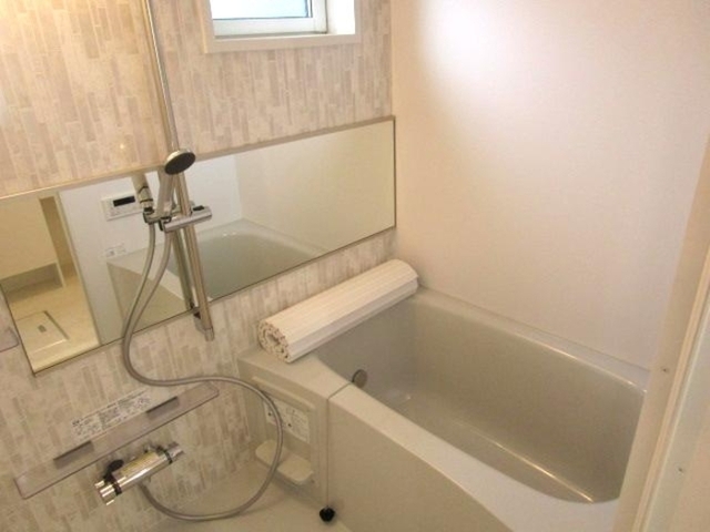 バス・シャワールーム　追い焚き給湯機能付き浴室（小窓付）