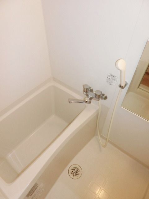 バス・シャワールーム　バスルームです