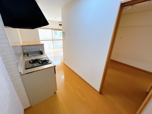 キッチン　別部屋反転間取りのお写真となります。