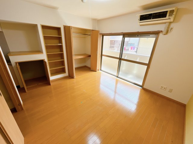 居室・リビング　別部屋反転間取りのお写真となります。