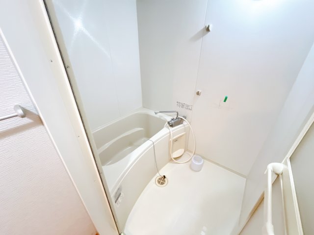 バス・シャワールーム　別部屋反転間取りのお写真となります。