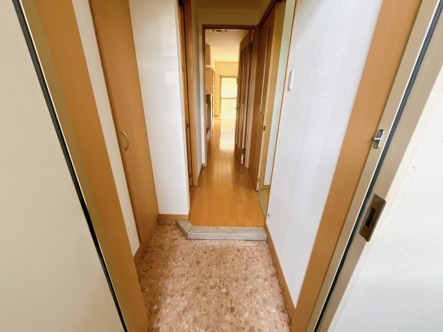 玄関　別部屋反転間取りのお写真となります。