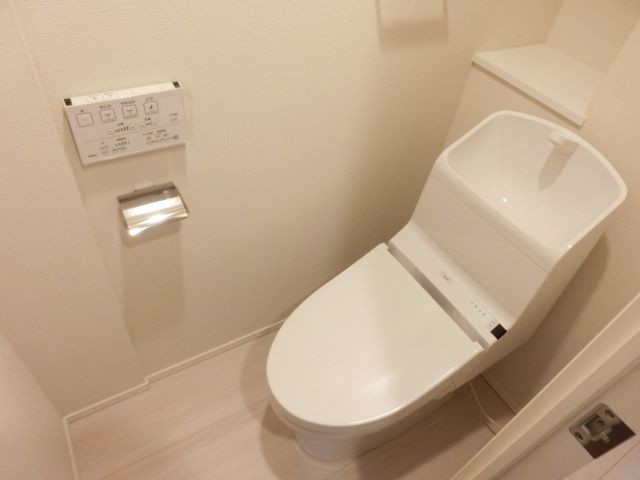 トイレ　ウォシュレット付で快適ですね
