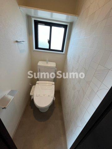 トイレ　落ち着いた色調のトイレです