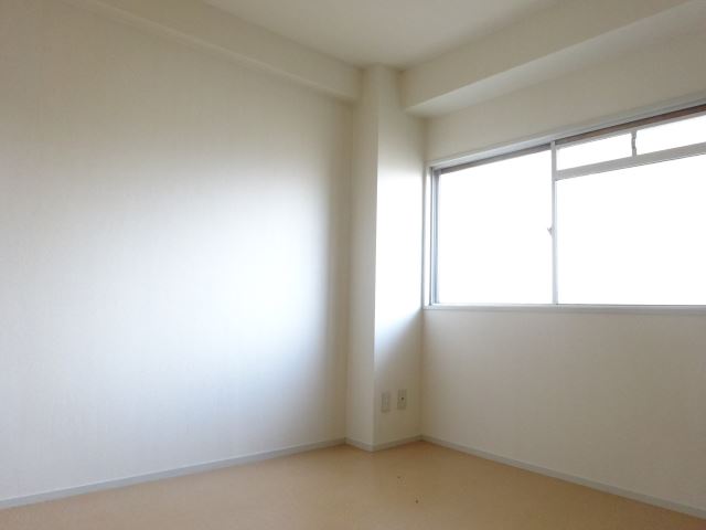 居室・リビング　明るい洋間