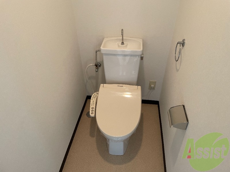 トイレ　温水洗浄便座なので快適に使用できそうですね。