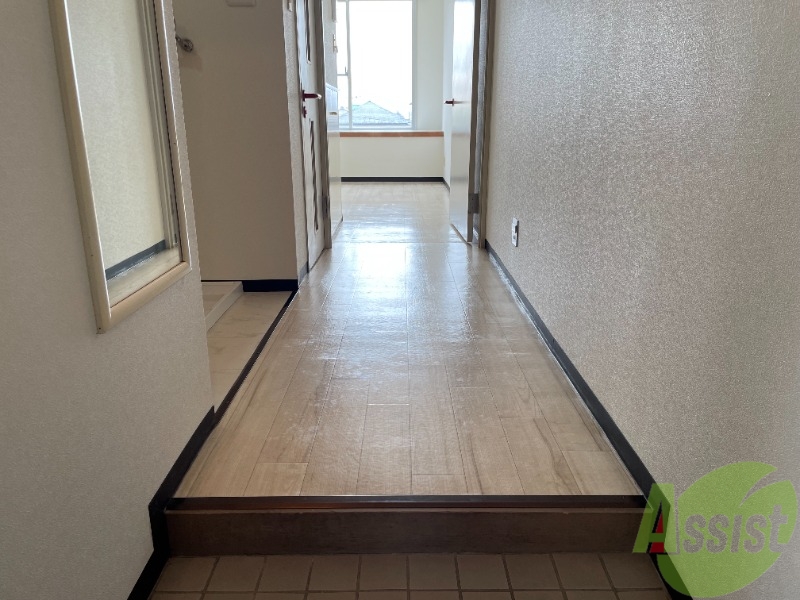 玄関　玄関から撮影しました。敷居が高くなくて安心ですね。