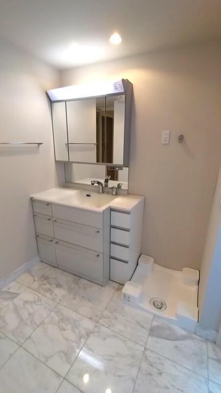 洗面設備　ゆったりとスペースのある洗面所