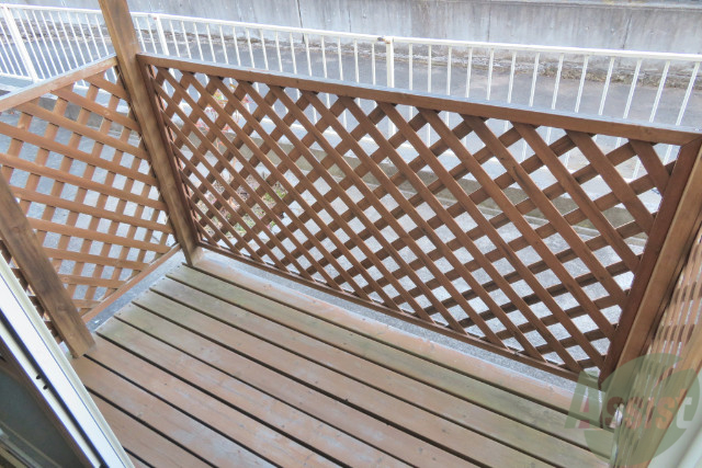 バルコニー　バルコニーというよりはウッドデッキに近いですね。