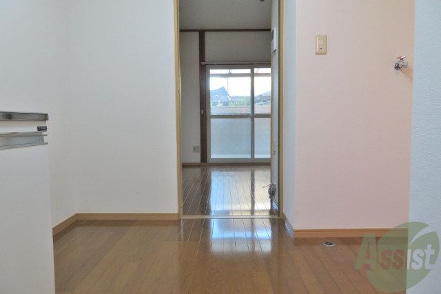 玄関　玄関からはこんな感じ。お部屋は縦長でなく横長です。