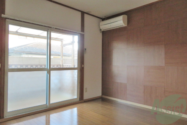 居室・リビング　お部屋の中はキレイになおされイイ感じ。