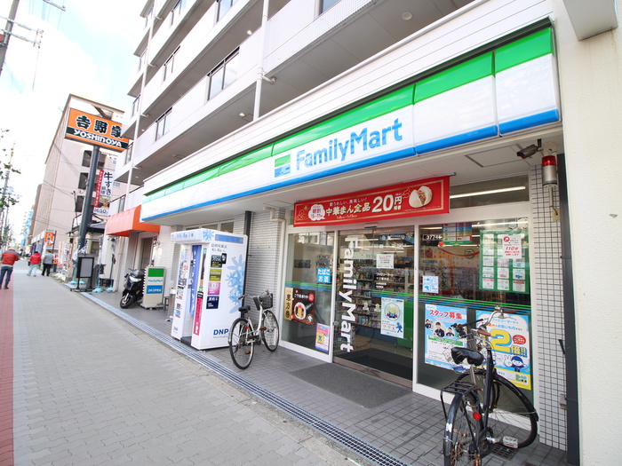 コンビニ　ファミリーマート（コンビニ）まで68m