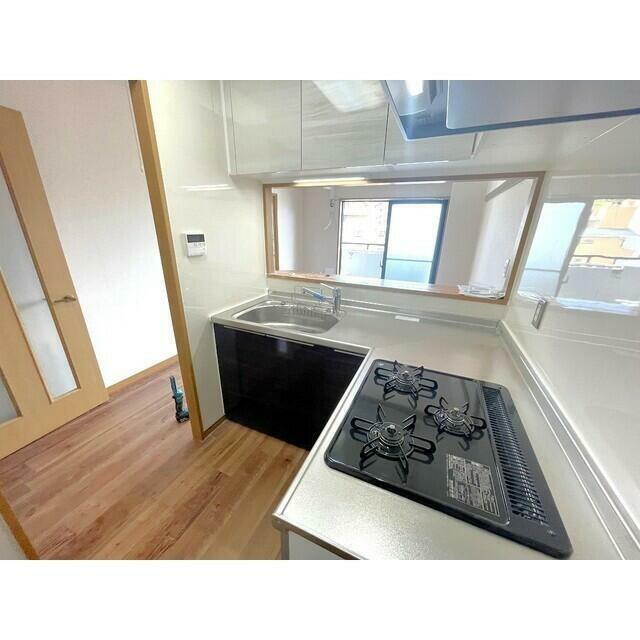 キッチン　３口ガスコンログリルつき