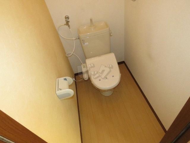 トイレ　嬉しいウォシュレット付きのトイレ！便座温かいですよ♪