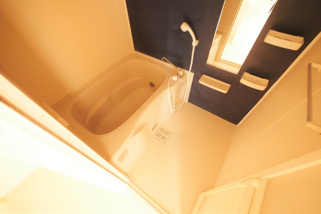バス・シャワールーム　★鏡付の清潔感のあるバスルームです★