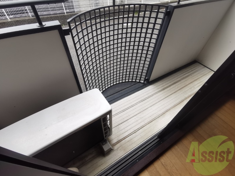 バルコニー　バルコニーは洗濯物を干すのに十分な広さです！