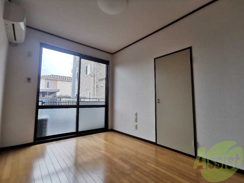 居室・リビング　コチラの洋室は６帖あります！収納もあって使いやすそうですね！