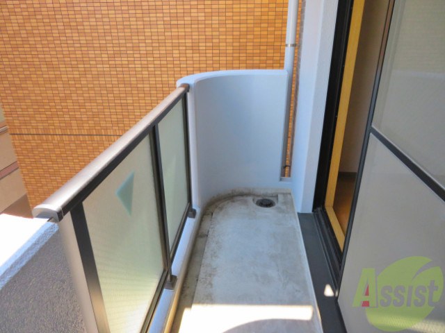 バルコニー　バルコニーは天気の良い日は洗濯物もよく乾きそうですね。