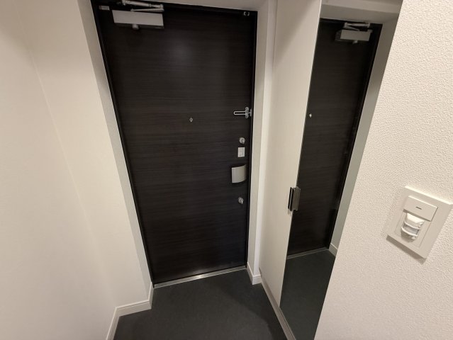 玄関　同物件別部屋写真