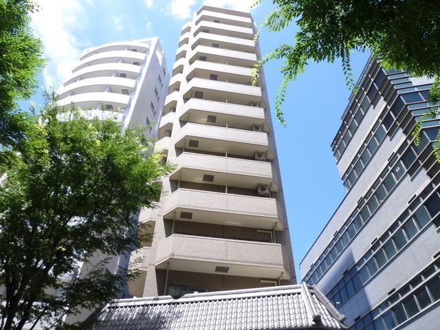 建物外観　角地のタワーマンション