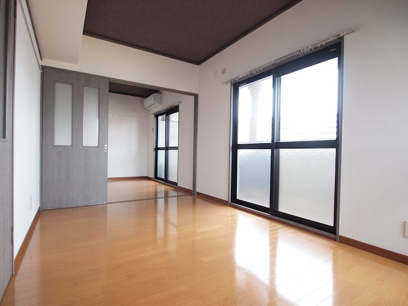 居室・リビング　南向きで日当たり良好。