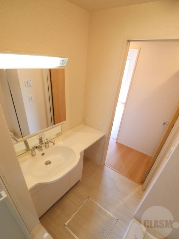 洗面設備　３面鏡のシャンプードレッサー付き洗面台