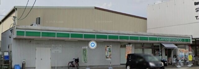 コンビニ　ローソンストア100摂津鳥飼本町店（コンビニ）まで537m