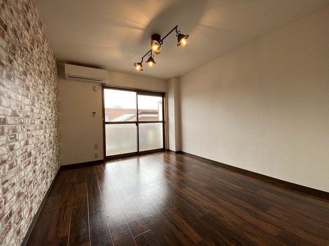 居室・リビング　清潔感のあるお部屋です。