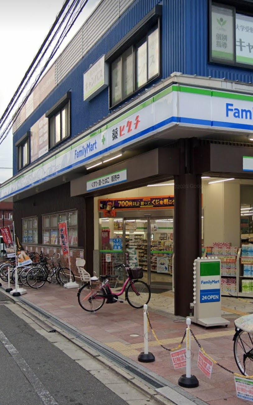 コンビニ　ファミリーマート薬ヒグチ岩田南店（コンビニ）まで493m