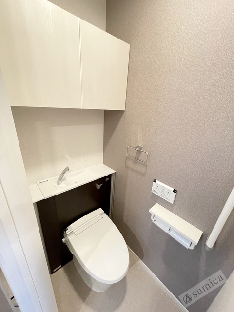 トイレ　人気アイテムの温水洗浄便座。清潔感のあるトイレです。