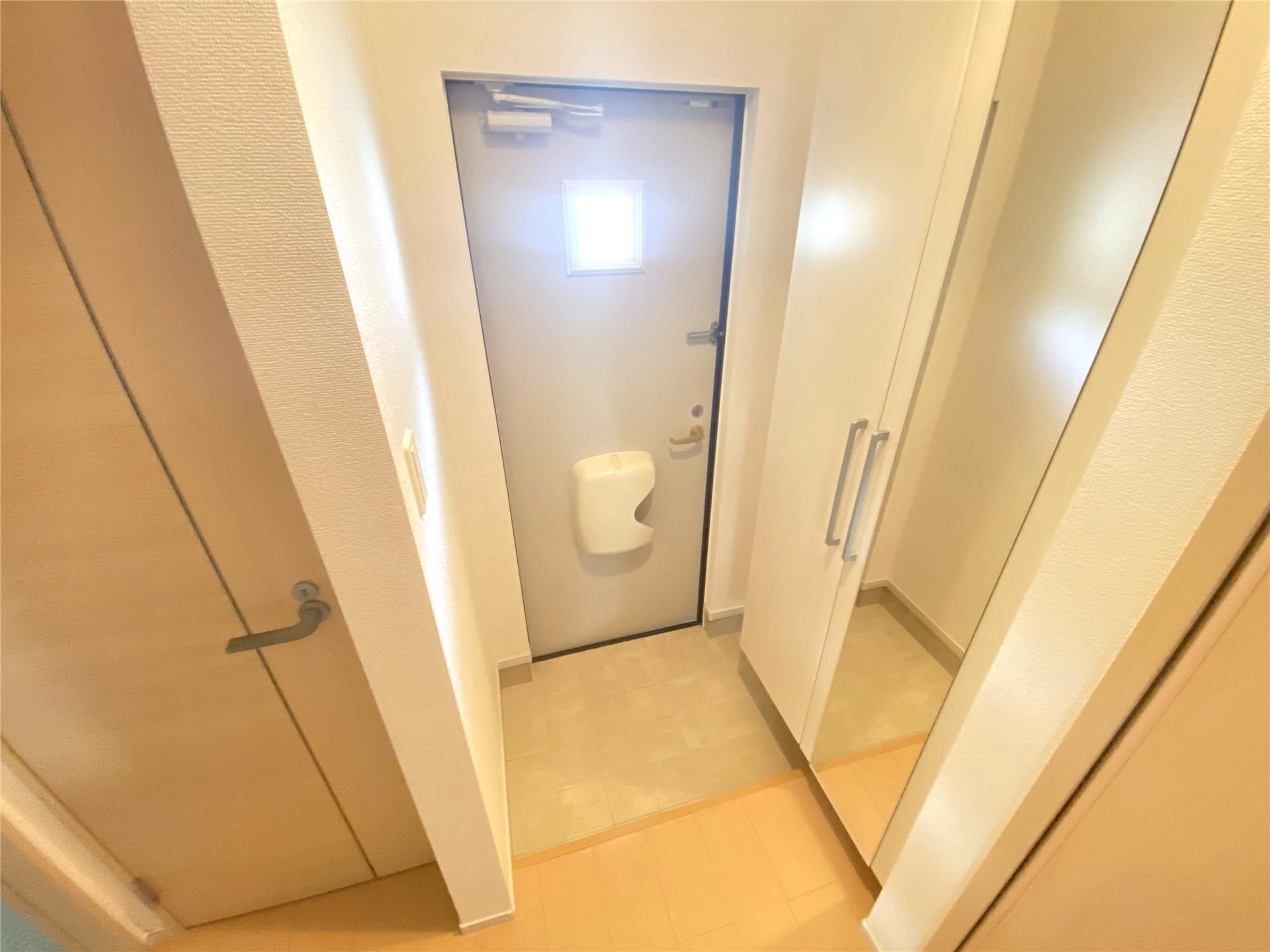 玄関　身だしなみ確認に便利なミラー付きシューズボックス♪