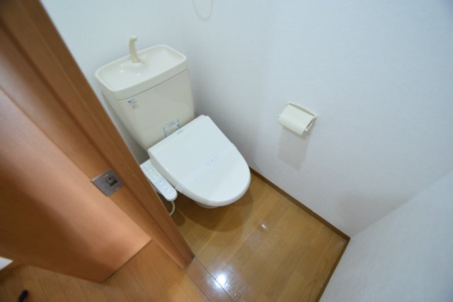 トイレ　落ち着いた色調のトイレです