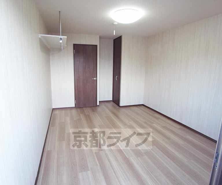 居室・リビング　フローリングも白基調なのでお部屋が明るくなります