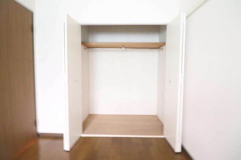 収納　高さがあるのでコートもワンピースもかけれてとても便利です。
