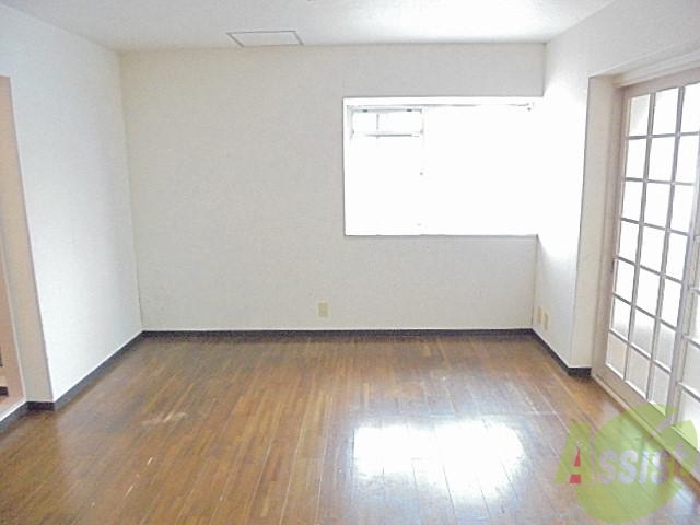 居室・リビング　リビングに出窓はいいですよね♪明るいお部屋になってます。