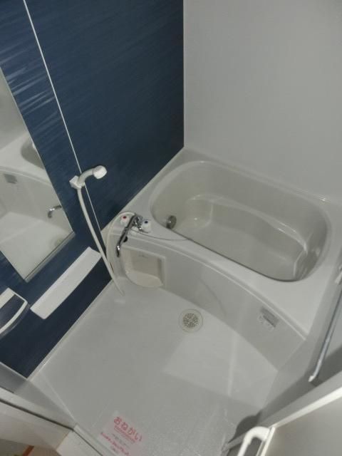 バス・シャワールーム　綺麗なおふろですね。