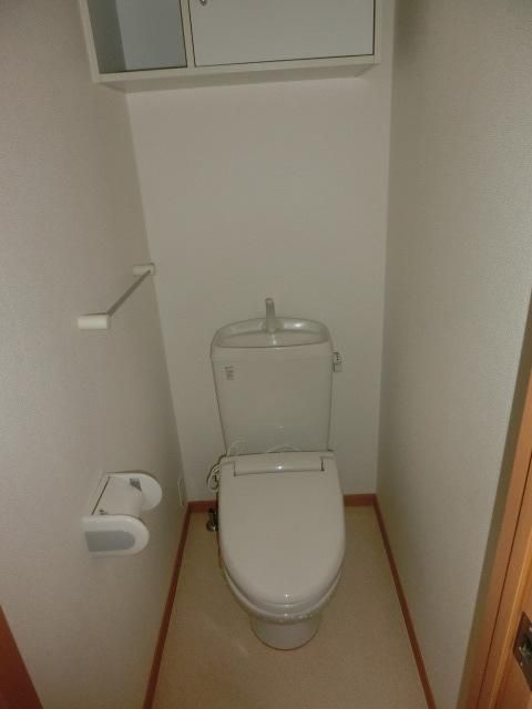トイレ　ウォーム便座付き。