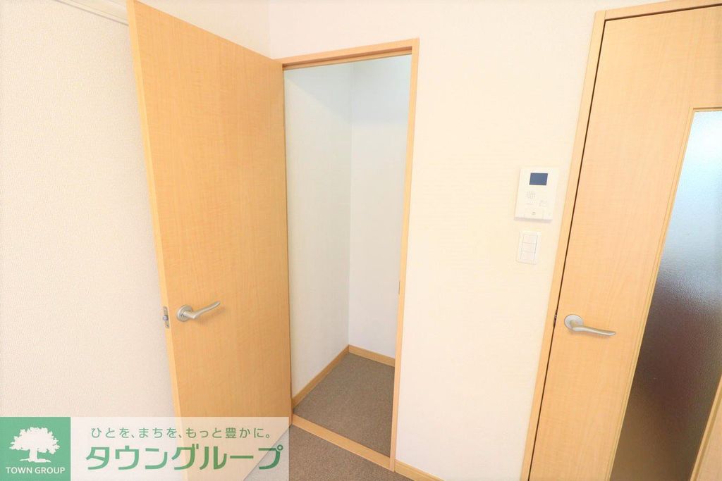 収納　ウォークインクローゼット。中にハンガーパイプが付いています。